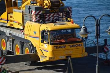 Una grúa de 80 metros trabaja en la reparación del Neptuno en Melenara/TA.